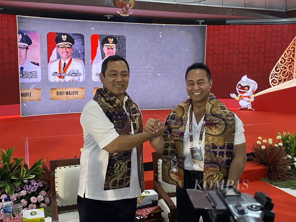 Bakal calon gubernur dan wakil gubernur yang diusung Partai Demokrasi Indonesia Perjuangan (PDI-P), Andika Perkasa dan Hendrar PrihadI berfoto seusai mendaftar dalam Pemilihan Kepala Daerah di kantor Komisi Pemilihan Umum Jawa Tengah, Selasa (27/8/2024). Keduanya menjadi pendaftar pertama dalam Pilgub Jateng 2024. 