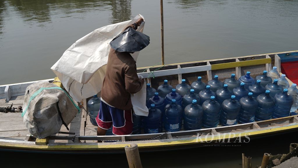 Nelayan bersiap membawa galon minuman isi ulang di Kampung Paljaya, Desa Segara Jaya, Kecamatan Tarumajaya, Kabupaten Bekasi, Jawa Barat, Rabu (10/5/2023). 