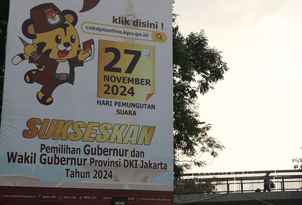 Sosialisasi pemilihan kepala daerah 2024 gencar dilakukan KPU Provinsi DKI Jakarta seperti terlihat di kawasan Pasar Rebo, Jakarta Timur, Minggu (4/8/2024). Pilkada 2024 dilaksanakan secara serentak pada 27 November 2024 di 37 provinsi dan 508 kabupaten/kota. 