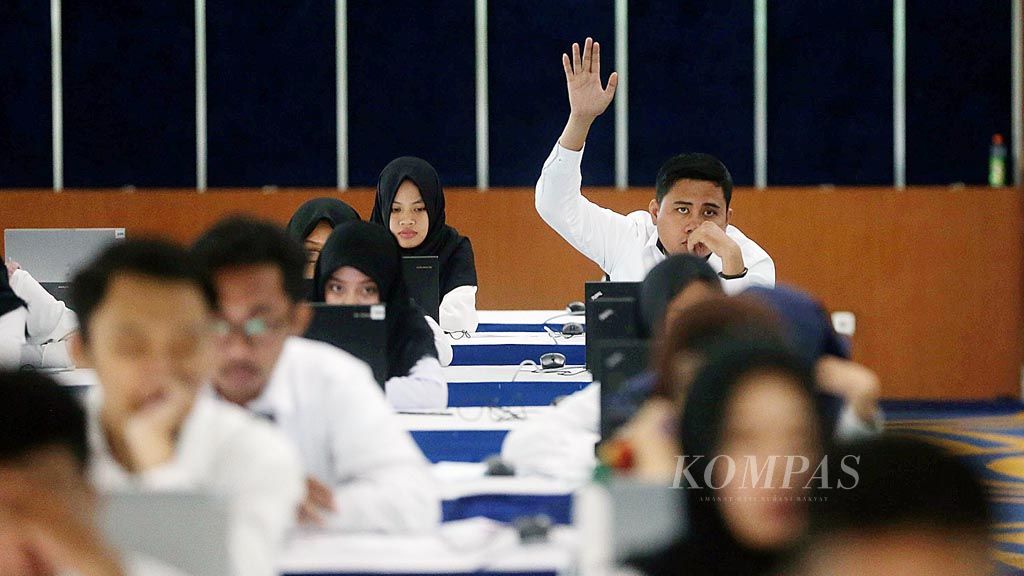 Peserta mengikuti ujian seleksi calon pegawai negeri sipil Kementerian Kelautan dan Perikanan, di Jakarta, Senin (9/10). Profesi PNS tidak  menjadi pilihan pertama mayoritas anak muda yang kini masih berstatus mahasiswa.