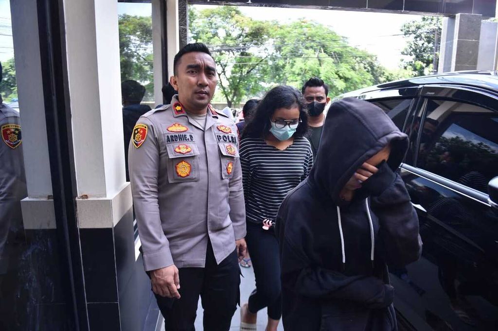 Polisi menangkap 24 orang yang tengah berada di Apartemen City Park, Kecamatan Cengkareng, Jakarta Barat, Minggu (15/1/2023), lantaran tengah mengoperasikan situs perjudian daring.