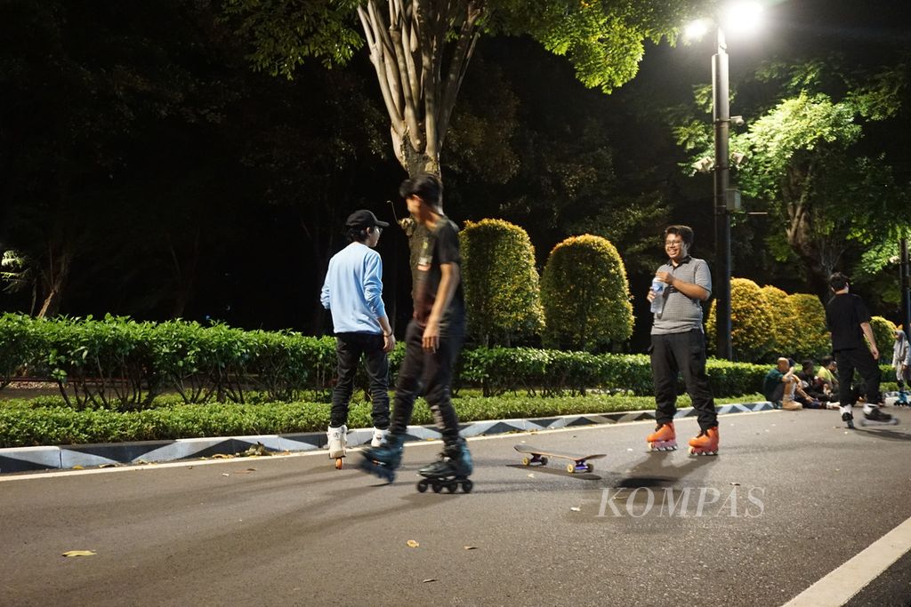 Pehobi sepatu roda, Aditya KP (kanan), berlatih di area Gelora Bung Karno, Senayan, Jakarta, Rabu (20/3/2024) malam. 