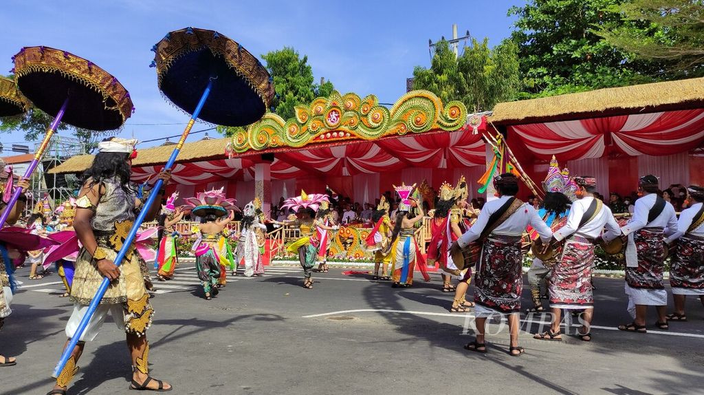 <i>Peed aya</i> (pawai) menjadi penanda dimulainya rangkaian Pesta Kesenian Bali (PKB). 