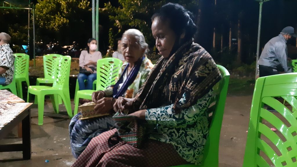 Dua nenek berbalut tenun ikat hadir dalam acara kumpul keluarga di Kelurahan Bello, Kota Kupang, Nusa Tenggara Timur pada Sabtu (19/2/2022).