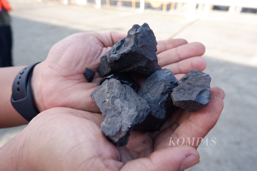Tampak batubara yang dibongkar muat di North Pulau Laut Coal Terminal (NPLCT) batubara milik PT Arutmin Indonesia di Kabupaten Kotabaru, Kalimantan Selatan, Kamis (26/10/2023).