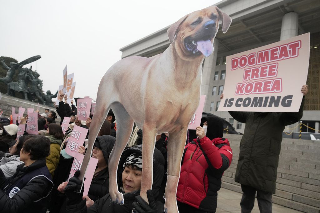 Pendukung kesejahteraan Hewan menanti sidang parlemen Korea Selatan, Selasa (9/1/2024), di Seoul. Dalam sidang itu, seluruh 208 anggota parlemen yang hadir mengesahkan rangcangan undang-undang yang melarang konsumsi daging anjing