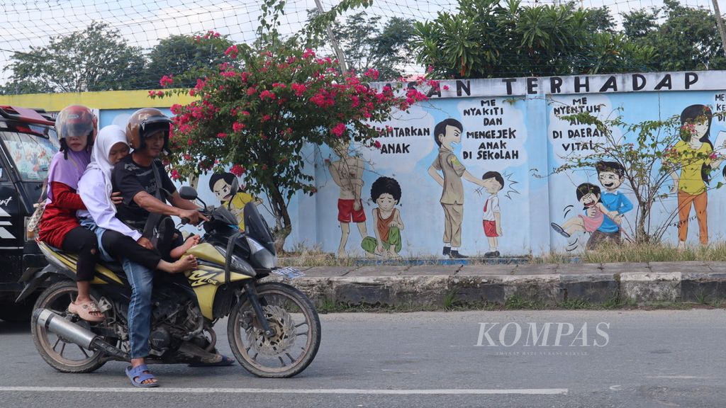 Mural berisi pesan perlindungan anak di Sambas, Kabupaten Sambas, Kalimantan Barat, Senin (28/8/2023).