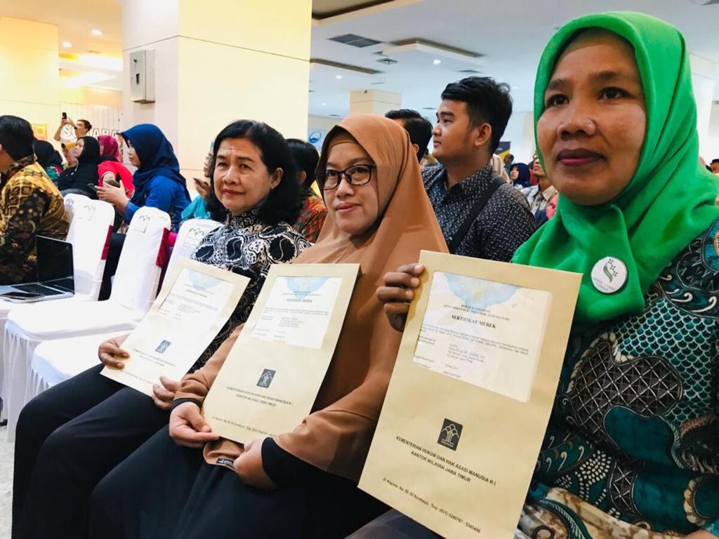 Para pelaku usaha mikro, kecil, dan menengah (UMKM) di Surabaya menunjukkan sertifikat hak kekayaan intelektual di Mal Pelayanan Publik Surabaya, Kamis (17/1/2019).