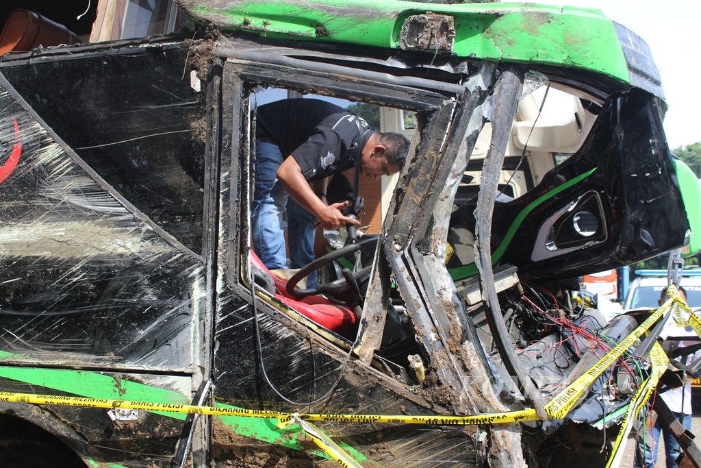 Petugas mengamati tuas persneling bus yang rusak karena kecelakaan di Terminal Subang, Jawa Barat, Minggu (12/5/2024). Kecelakaan yang terjadi sehari sebelumnya ini membawa rombongan SMK Lingga Kencana Depok dan menewaskan 11 orang.