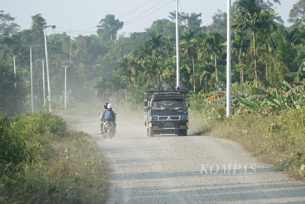 Pengendara mobil dan sepeda motor berselisih di jalan trans Mentawai di pedalaman Siberut Selatan, Kepulauan Mentawai, Sumatera Barat, Kamis (28/9/2023). 
