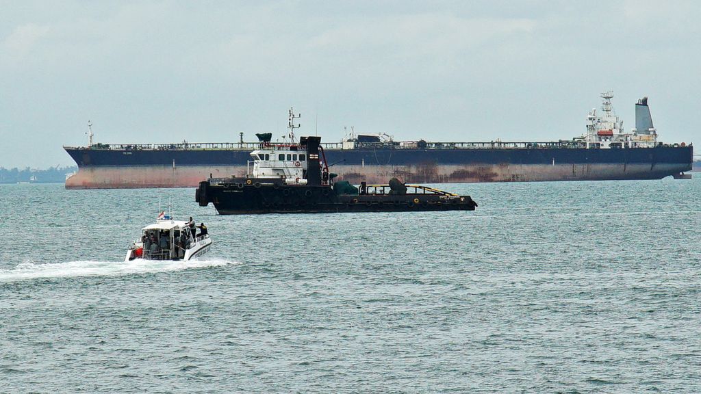 Kapal Badan Keamanan Laut melaju ke arah salah satu supertanker yang labuh jangkar di Pelabuhan Batu Ampar, Batam, Kepulauan Riau, Rabu (27/1/2021).