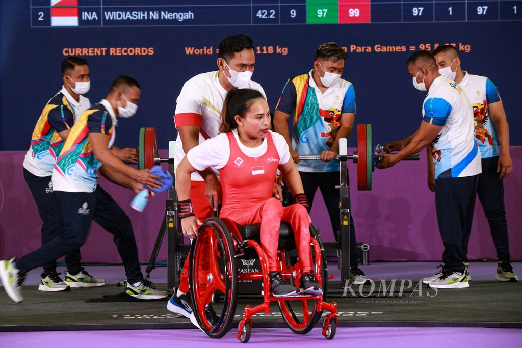 Lifter angkat berat paralimpiade putri Indonesia, Ni Nengah Widiasih, bersiap melakukan angkatan pada final angkat berat kelas 45 kilogram ASEAN Para Games 2022 di Surakarta, Jawa Tengah, Senin (1/8/2022). 