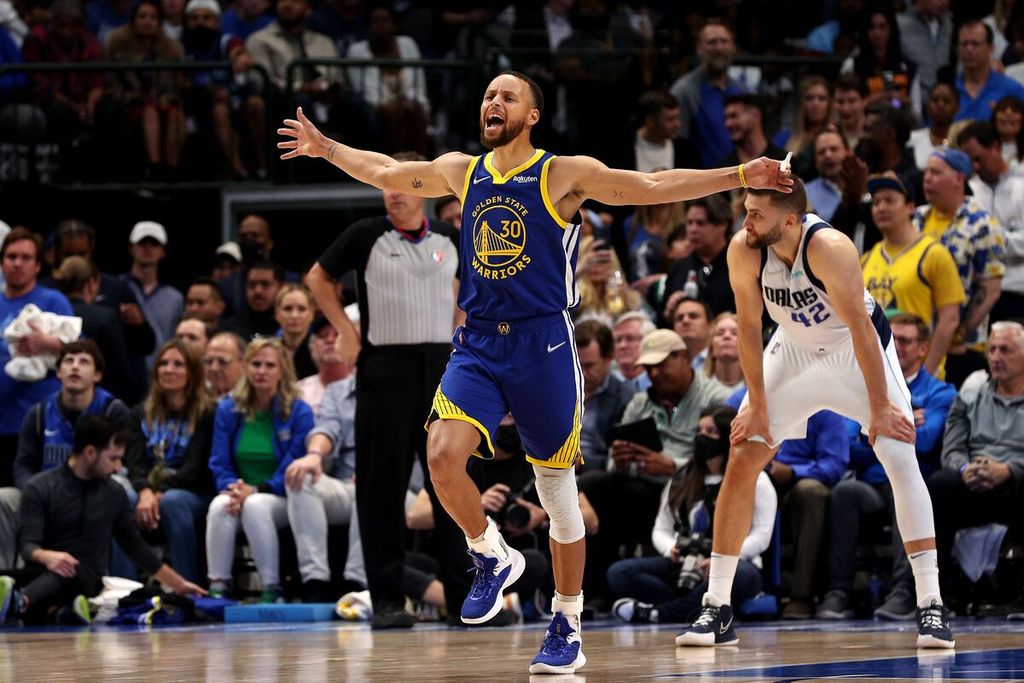 Reaksi pemain Golden State Warriors, Stephen Curry, seusai mencetak lemparan tiga angka dalam laga keempat final Wilayah Barat NBA melawan Dallas Mavericks di American Airlines Arena, Dallas, Rabu (25/5/2022) siang WIB. 