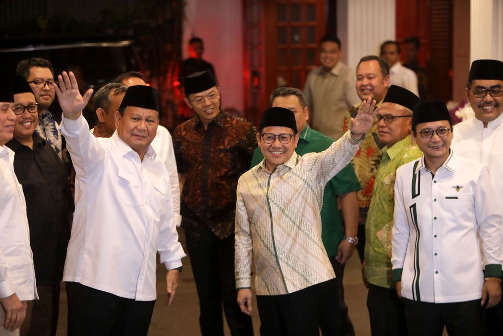 Ketua Umum Partai Gerindra Prabowo Subianto bersama Ketua Umum Partai Kebangkitan Bangsa Muhaimin Iskandar seusai menyampaikan keterangan setelah pertemuan mereka di kediaman Prabowo di Jalan Kertanegara IV, Jakarta, Jumat (28/4/2023).