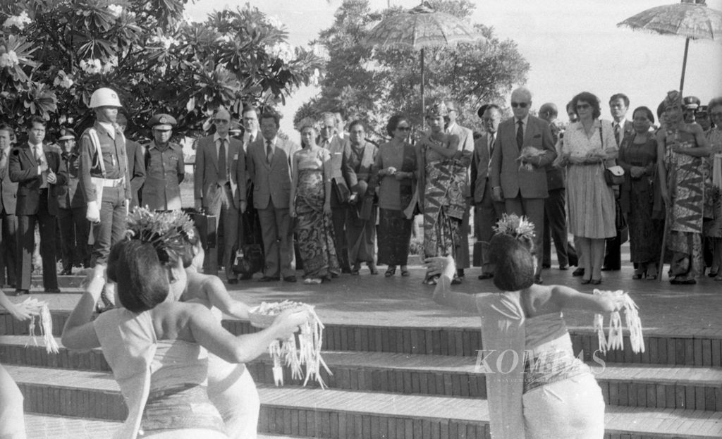 Sekjen PBB Javier Perez de Cuellar di Bali dalam rangkaian kunjungan di Indonesia (5/02/1985). Suasana penyambutan di Bali bersama Dirjen Pariwisata Jop Ave dan Menteri Pariwisata Pos dan Telekomunikasi Ahmad Taher.