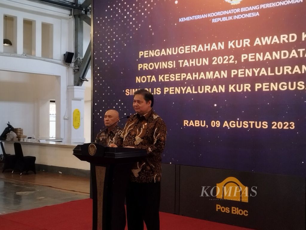 Menteri Koordinator Bidang Perekonomian Airlangga Hartarto memberikan keterangan seusai acara Penganugerahan KUR Award kategori provinsi 2022-2023 dan Penyaluran KUR UMKM, di Jakarta, Rabu (9/8/2023).