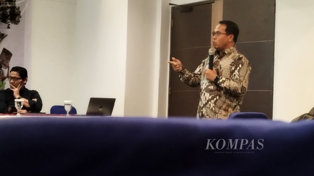 Kepala Pusat Kajian Sumber Daya Pesisir dan Lautan sekaligus Dosen Manajemen Sumber Daya Kelautan IPB University Yonvitner mempresentasikan sejumlah tantangan sektor maritim, di Jakarta, Kamis (7/9/2023).