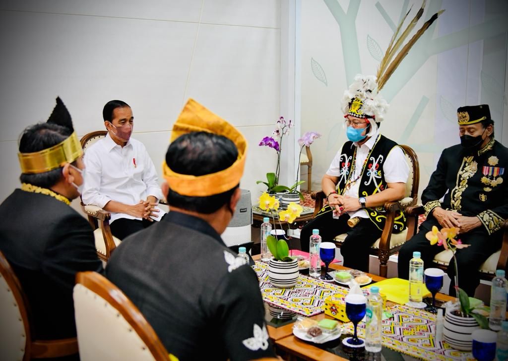 Presiden Joko Widodo bertemu dengan sejumlah tokoh masyarakat dan adat Kalimantan Timur di Bandar Udara Internasional Sultan Aji Muhammad Sulaiman, Kota Balikpapan, Kalimantan Timur, Senin (31/1/2022).