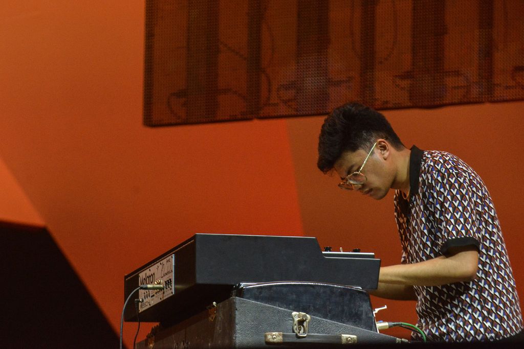 Musisi Joey Alexander memainkan salah satu lagunya di panggung Teh Botol Sosro Hall saat hari kedua Jakarta International BNI Java Jazz Festival 2023 di JIExpo, Kemayoran, Jakarta, Sabtu (2/6/2023). Joey tak banyak bicara. Musik bikinannya pun instrumentalia, alias tanpa kata-kata. Selain memainkan piano, dia juga bereksperimen dengan organ Fender Rhodes dan synthesizer Mellotron.