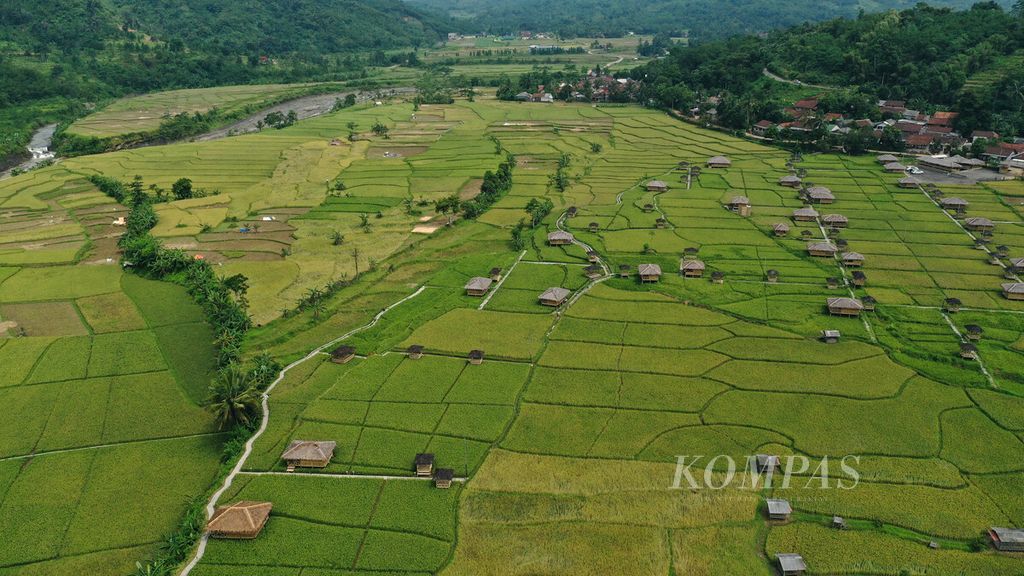 Foto udara areal persawahan dan saung di Kecamatan Jonggol, Kabupaten Bogor, Jawa Barat, Selasa (10/5/2022). Warga yang membeli sawah produktif tersebut akan mendapatkan bonus saung bambu. 