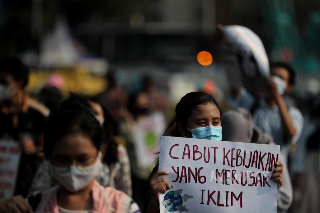 Sejumlah anak muda yang peduli dengan lingkungan menggelar aksi damai menjelang Hari Lingkungan Hidup Sedunia di Jakarta, Jumat (4/6/2021). Mereka mendesak pemerintah melakukan kebijakan yang nyata dan serius pada penyelamatan lingkungan dan rakyat atas dampak krisis iklim. 