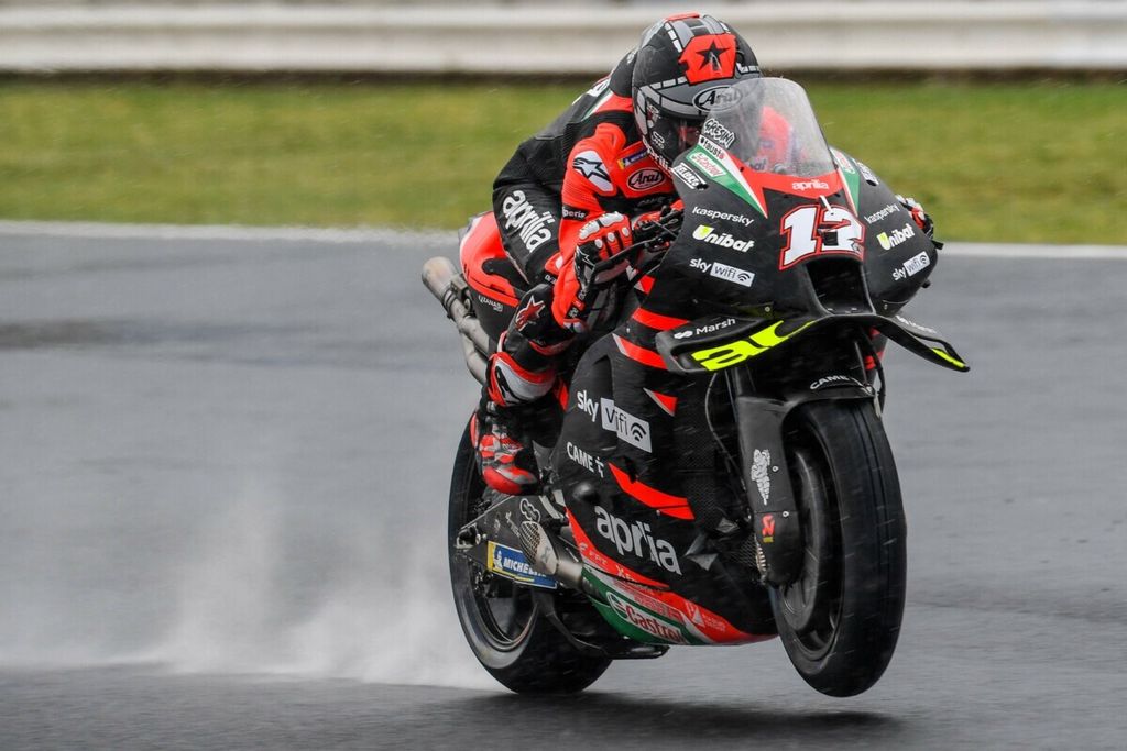 Pebalap Aprilia, Maverick Vinales, memacu motornya pada sesi latihan bebas MotoGP seri San Marino, 17 September 2021 lalu.
