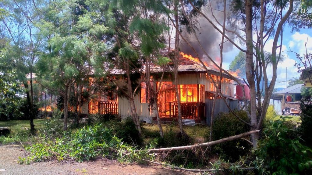 Salah satu dari lima rumah dinas aparatur sipil negara yang dibakar oknum tak dikenal di Distrik Elelim, ibu kota Kabupaten Yalimo, Papua, Selasa (24/8/2021). Yalimo dilanda konflik Pilkada pada Juli-Agustus 2021. 