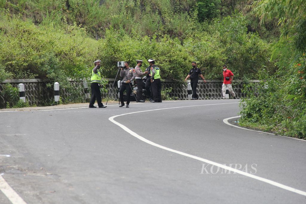 Petugas kepolisian melakukan olah tempat kejadian perkara kecelakaan bus pariwisata di Jalan Imogiri-Dlingo, Kabupaten Bantul, Daerah Istimewa Yogyakarta, Senin (7/2/2022). 