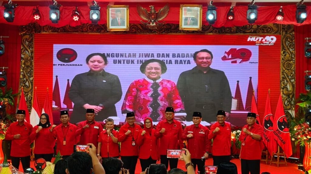 Ketua Umum Partai Demokrasi Indonesia Perjuangan (PDI-P) Megawati Soekarnoputri berfoto bersama dengan kader PDI-P.