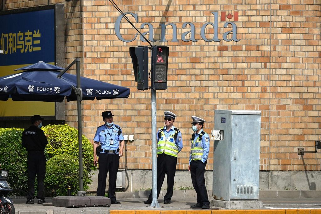 Polisi China tengah berjaga di depan Kedutaan Besar Kanada di Beijing, China pada Selasa (9/5/2023).