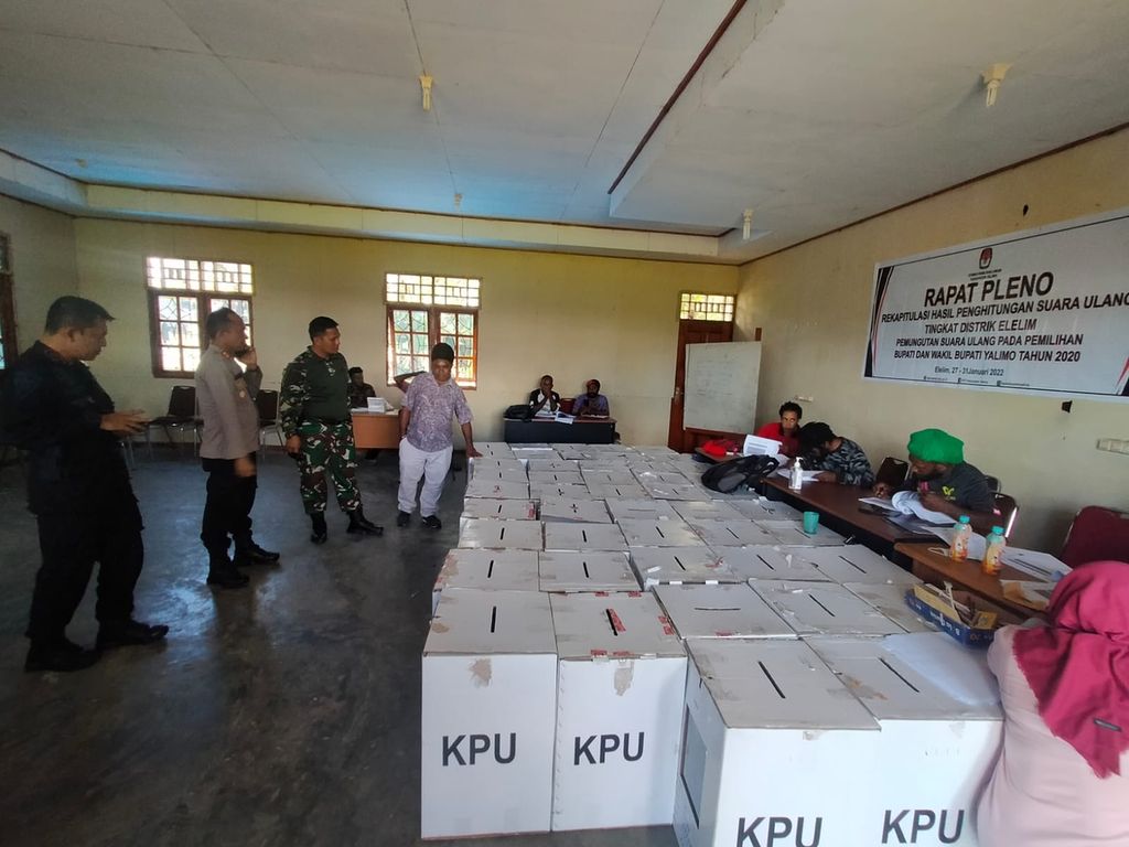 Aparat TNI-Polri mengamankan logistik pemungutan suara ulang yang telah selesai direkapitulasi di Distrik Elelim, Kabupaten Yalimo, Papua, 29 Januari 2022.