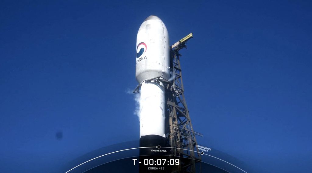 Gambar ini diambil dari video SpaceX. Gambar itu memperlihatkan roket SpaceX Falcon 9 di menit-menit sebelum peluncuran satelit pengintai militer Korea Selatan di Pangkalan Udara Vandenberg, California, Jumat (1/12/2023).  