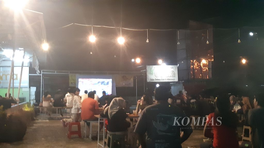 Suasana <i>nonton </i>bareng Piala Asia U-23 antara Indonesia melawan Uzbekistan di sebuah kedai kopi di Kota Palangka Raya, Kalimantan Tengah, Senin (29/4/2024). 
