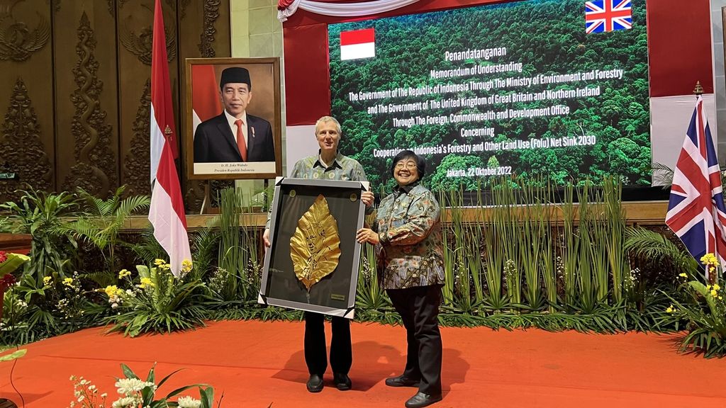 Menteri Negara untuk Asia, Energi, Iklim, dan Lingkungan Hidup Inggris Lord Goldsmith (kiri) serta Menteri Lingkungan Hidup dan Kehutanan Siti Nurbaya Bakar (kanan)  di Kantor Kementerian Lingkungan Hidup dan Kehutanan di Jakarta, Sabtu (22/10/2022).