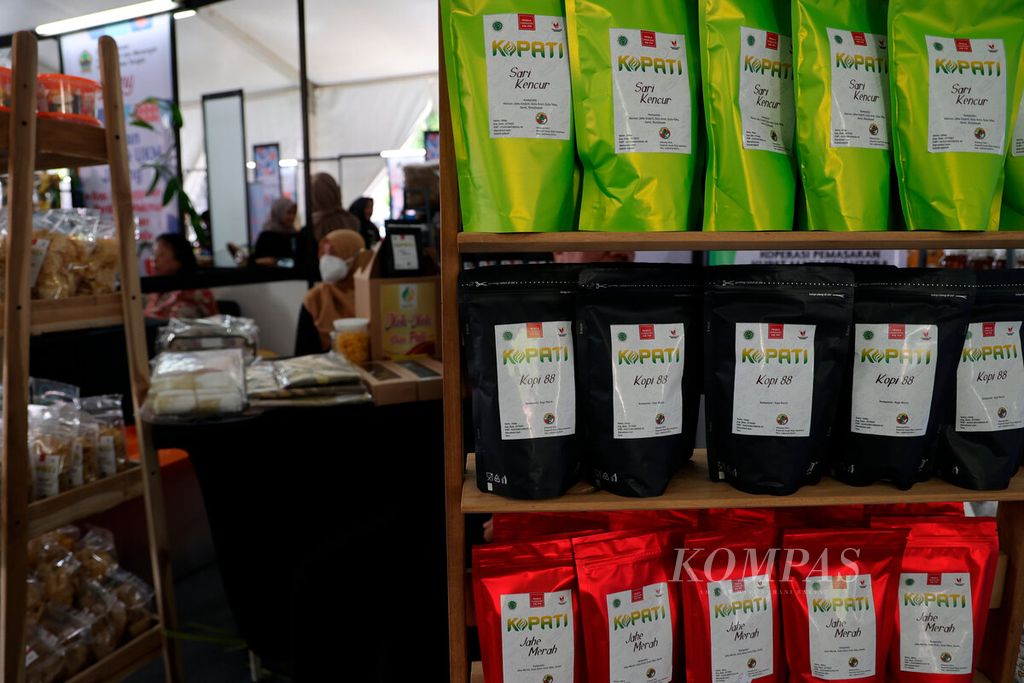Salah satu stan yang memamerkan komoditas wilayahnya, seperti kopi, saat pameran UMKM pada Hari Koperasi Ke-75 di halaman kantor Gubernur Jawa Tengah, Kamis (28/7/2022). Koperasi menjadi bagian penting yang membantu permodalan melalui simpan-pinjam bagi usaha yang sedang dirintis. 