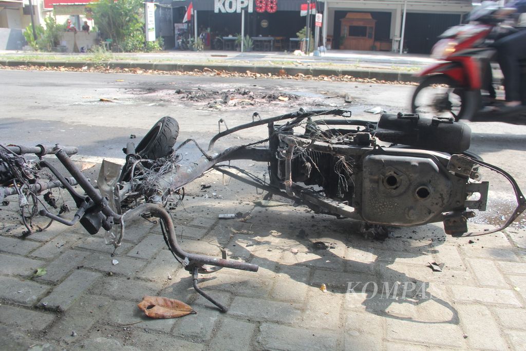 Dua sepeda motor dibakar oleh sekelompok orang di wilayah Babarsari, Kabupaten Sleman, Daerah Istimewa Yogyakarta, Senin (4/7/2022). Selain membakar sepeda motor, sekelompok orang tersebut juga merusak beberapa ruko di Babarsari.