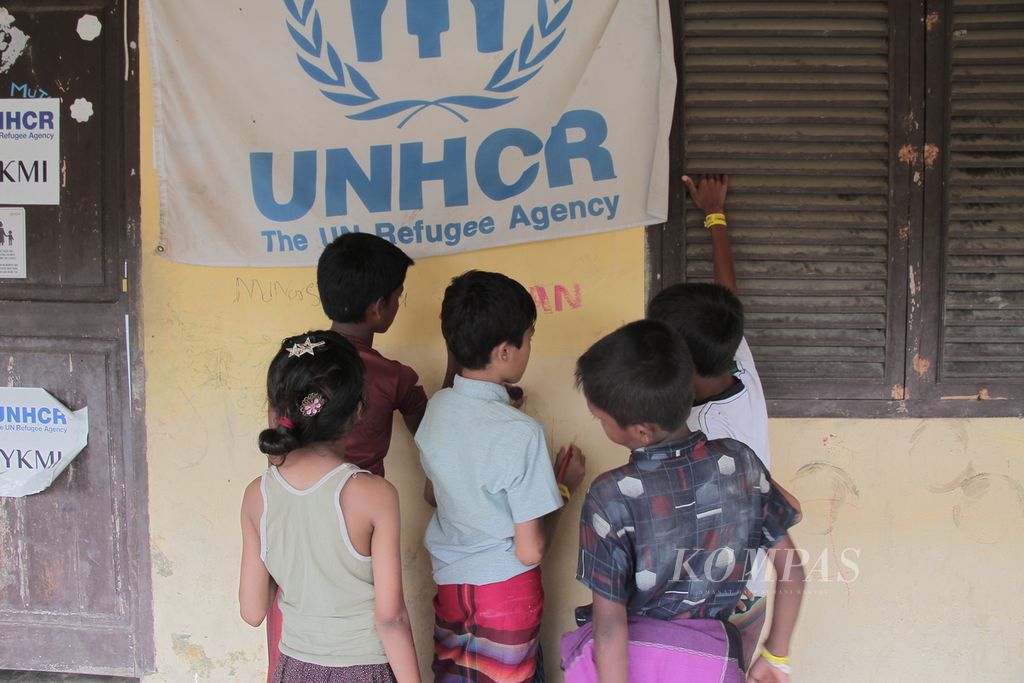 Anak-anak pengungsi etnis Rohingya saat berada di tempat penampungan sementara di Yayasan Mina, Kecamatan Padang Tiji, Kabupaten Pidie, Aceh, Jumat (23/11/2023). Gelombang pengungsi Rohingya terus berdatangan ke Aceh dan diduga ada keterlibatan jaringan perdagangan orang di baliknya.