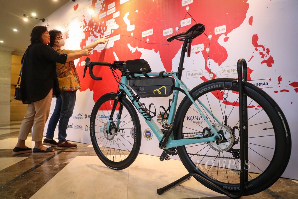 Salah satu sepeda yang akan digunakan pengagas Cycling Anywhere to Save The Earth, Royke Lumowa, saat bersepeda menuju Paris di World Harvest Centre Dome Karawaci, Kabupaten Tangerang, Banten, Kamis (6/7/2023). 
