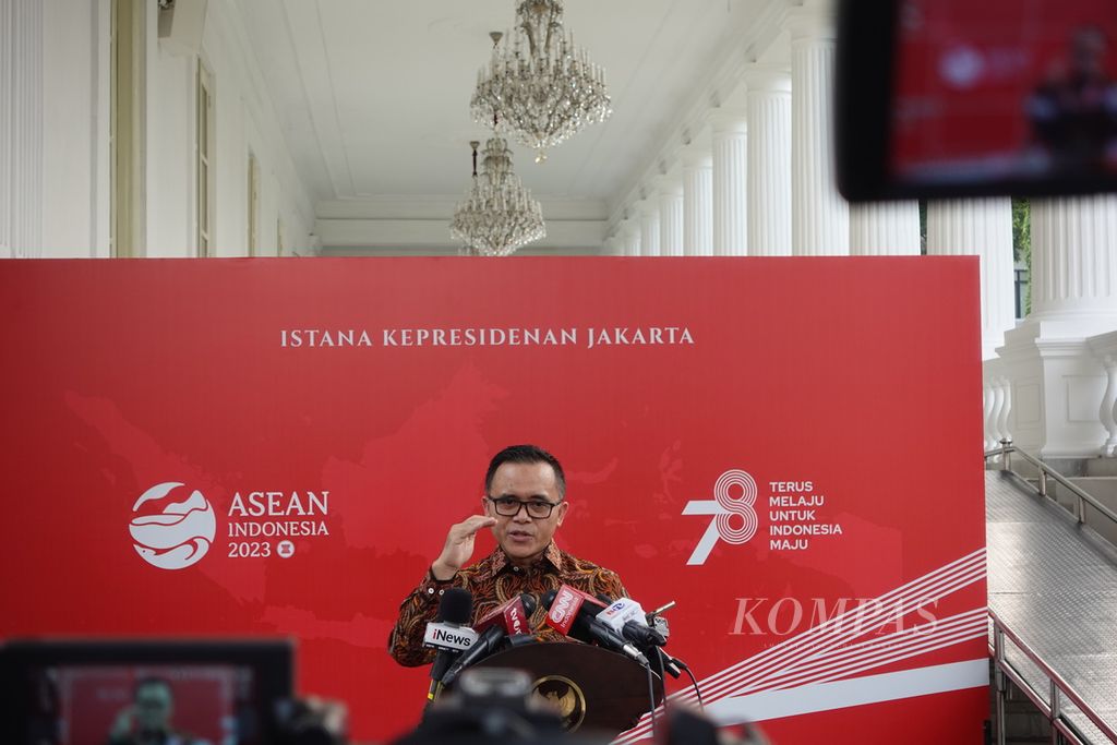 Menteri Pendayagunaan Aparatur Negara dan Reformasi Birokrasi Abdullah Azwar Anas seusai rapat terbatas terkait Rancangan Undang-Undang Aparatur Sipil Negara di Kompleks Istana Kepresidenan Jakarta, Rabu (13/9/2023).