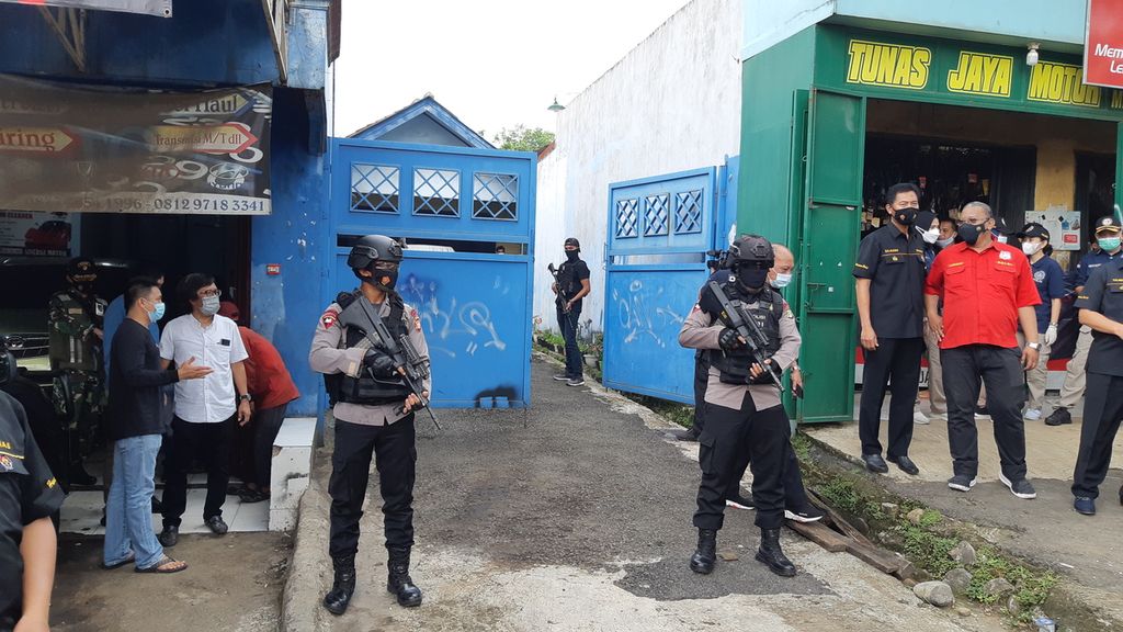 Polisi memeriksa dan menggeledah tempat tinggal terduga teroris di Jalan Raya Cikarang-Cibarusah, Desa Sukasari, Kecamatan Serang Baru, Kabupaten Bekasi, Jawa Barat, Senin (29/3/2021).,