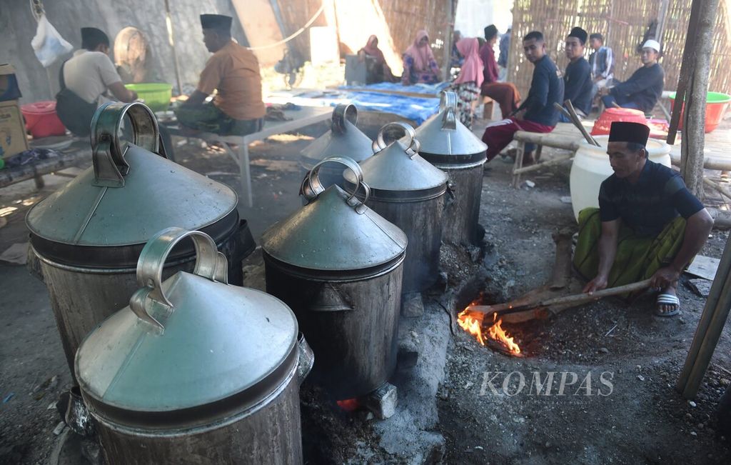 Panitia menanak nasi untuk kebutuhan warga yang datang dalam tasyakuran kedatangan dari ibadah haji keluarga besar Khoirul Umam di Kabupaten Pamekasan, Jawa Timur, Senin (17/7/2023). 
