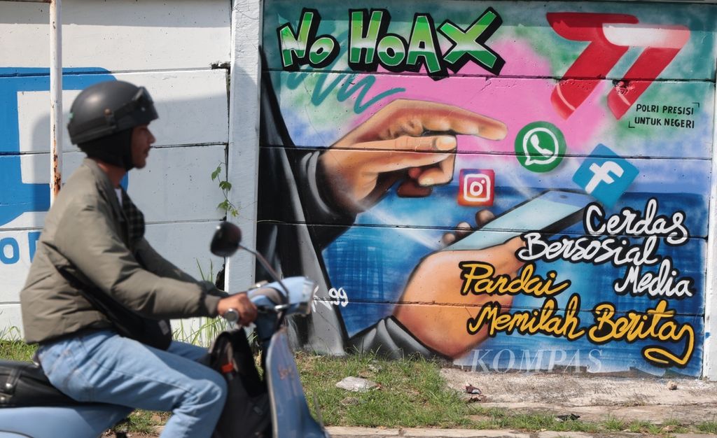 Menjelang pemilu paparan kabar bohong (hoaks) mulai banyak ditemui melalui media sosial. Masyarakat mulai gencar mengampanyekan menangkal hoaks melalui mural seperti terlihat di Jalan Juanda, Depok, Jawa Barat, Kamis (29/6/2023).