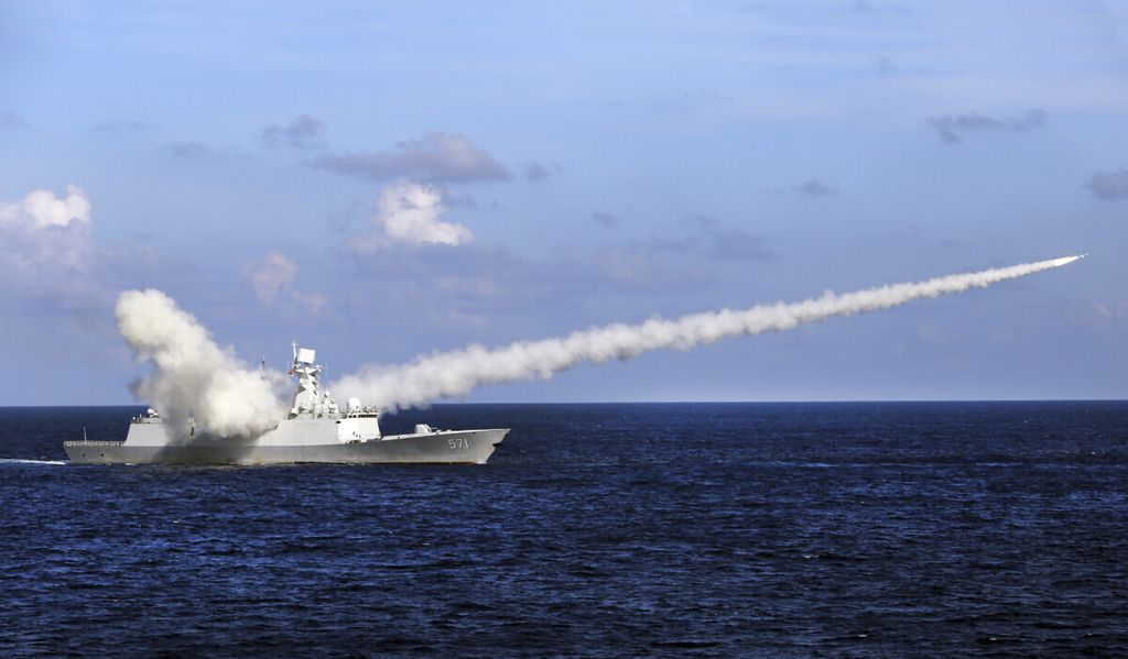 Foto tanggal 8 Juli 2016 yang dirilis oleh kantor berita Xinhua ini memperlihatkan kapal fregat China, Yuncheng, menembakkan rudal antikapal dalam latihan militer di perairan dekat Pulau Hainan, China, dan Kepulauan Paracel. 