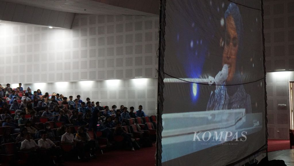 Para siswa dari SMK Negeri 2 Kasihan atau SMM Yogyakarta, menyaksikan penampilan rekan mereka, Putri Ariani, secara daring dalam ajang final Americas Got Talent (AGT) 2023, di SMM Yogyakarta, Kabupaten Bantul, Daerah Istimewa Yogyakarta, Rabu (27/9/2023).