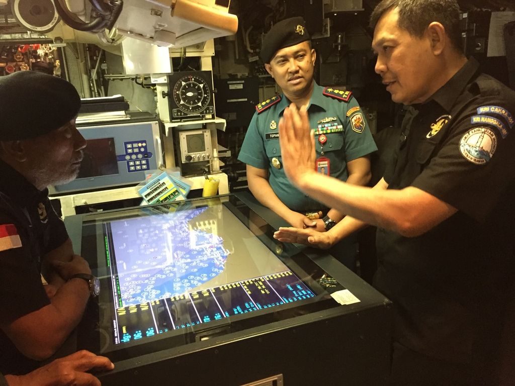 Komandan KRI Alugoro-405 Letnan Kolonel Laut (P) Topan Agung Yuwono (kedua dari kanan) berdiskusi dengan kalangan anggota Paguyuban Hiu Kencana, mantan anggota Satuan Kapal Selam Angkatan Laut, di ruang kendali kapal selam yang sedang sandar di Surabaya, Jawa Timur, Senin (18/9/2023).