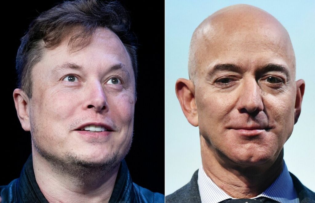 Kombinasi foto yang dibuat per 15 Juli 2020 ini menunjukkan CEO Tesla Elon Musk (kiri) di Washington, DC, 9 Maret 2020 dan CEO Amazon Jeff Bezos di Washington, DC,  22 Oktober 2019. (Photos by Brendan Smialowski and MANDEL NGAN / AFP)
