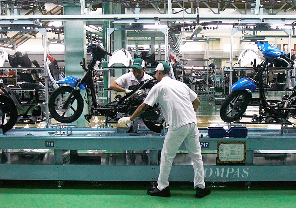 Para pekerjaPT Astra Honda Motor mulai beraktifitas di pabrik barunya di Kota Bukit Indah, Cikampek, Karawang, Jawa Barat, Kamis (11/12/2014).