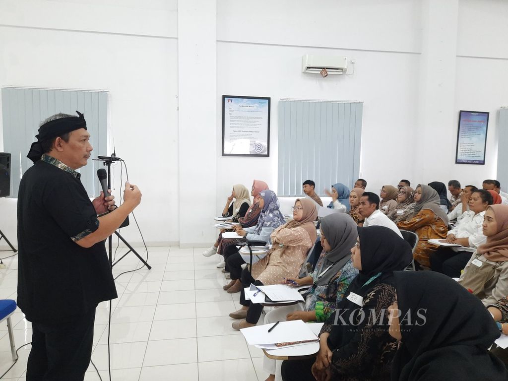 Motivator Ananda Buddhisuharto (kiri) mengisi materi Pelatihan Guru dan Tenaga Kependidikan SMK Pariwisata Metland, di Cileungsi, Kabupaten Bogor, Jawa Barat, Senin (18/12/2023). 