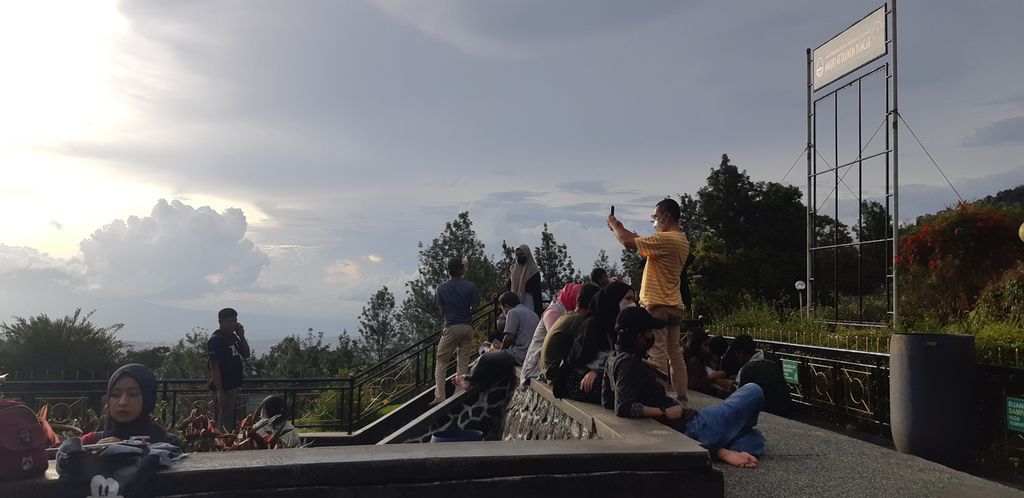 Suasana sore hari di taman Masjid At-Taawun, di Jalan Raya Puncak, Desa Tugu Selatan, Kecamatan Cisarua, Kabupaten Bogor, Jawa Barat, Rabu (2/3/2022).