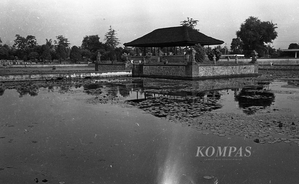 Sebagai daerah tempat pernah berdirinya kerajaan Hindu di Lombok, belahan bagian barat daerah itu memiliki juga peninggalan bersejarah yang berciri Hindu. Balaikambang di tengah kolam yang luas di Taman Mayura, Cakranegara Lombok, peninggalan bersejarah yang memerlukan perawatan.